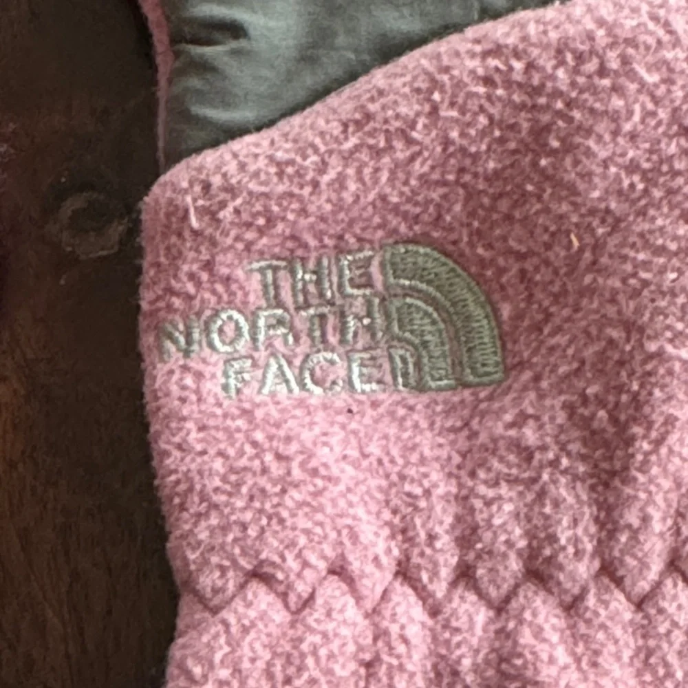 The North Face Women’s Denali Fleece Gloves in Pink and Gray Sz small